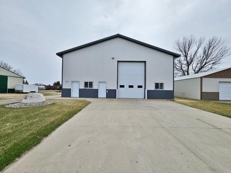 More Photos Of 314 1st St NE, Rugby Light Distribution For Sale