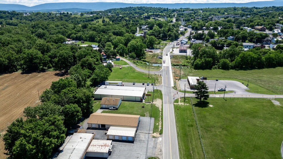 More Photos Of 173 W Lee St, Broadway Freestanding For Sale