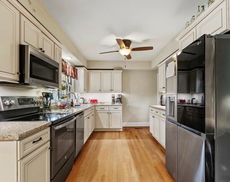 More Photos Of 506 W Main St, Burnsville Freestanding For Sale