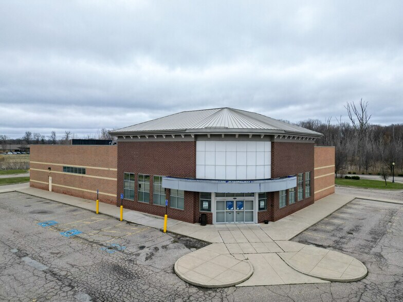 Primary Photo Of 5751 Clarkston Rd, Village of Clarkston Drugstore For Lease