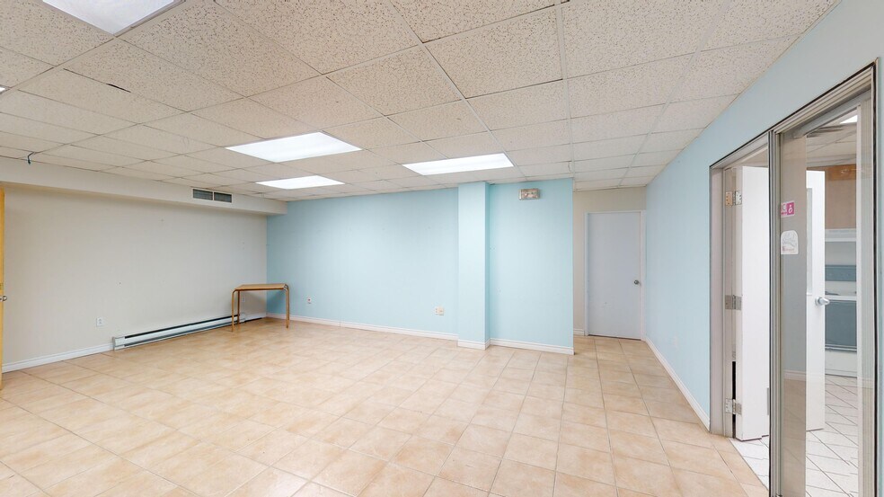 More Photos Of 2001 Rue Price, Saguenay Office Residential For Lease
