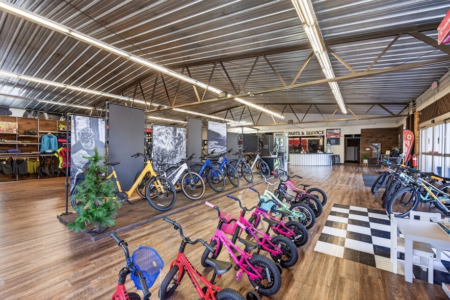 More Photos Of 1040 Dakota Dr, Mendota Heights Freestanding For Sale