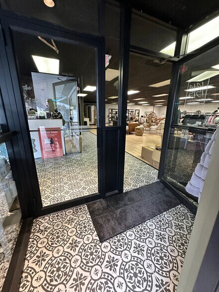 More Photos Of 170 Flanders Rd, Niantic Storefront For Lease