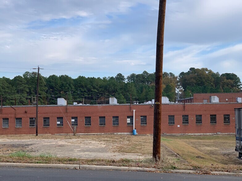 More Photos Of 402 E Rose St, Sanford Warehouse For Sale