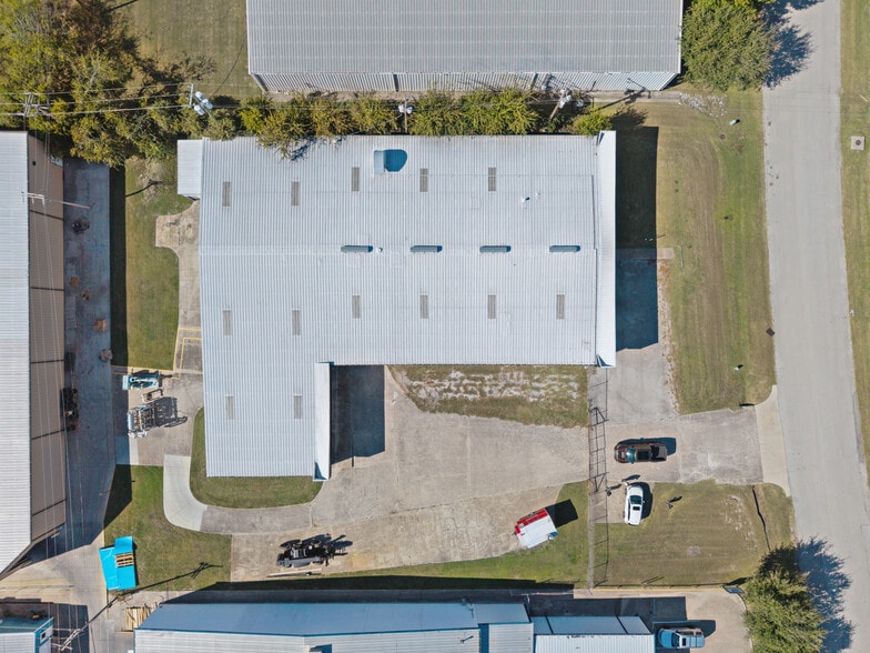 More Photos Of 1200 N Commercial Blvd, Arlington Warehouse For Sale