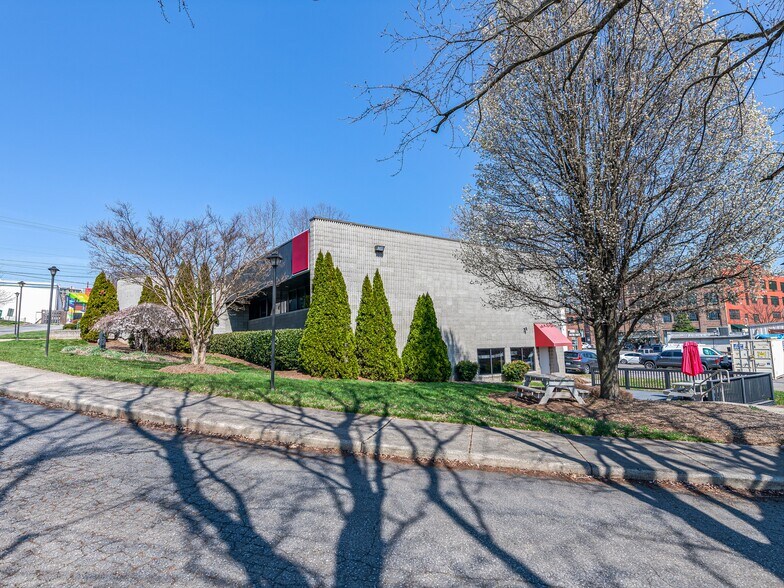 More Photos Of 86 Asheland Ave, Asheville Medical For Lease