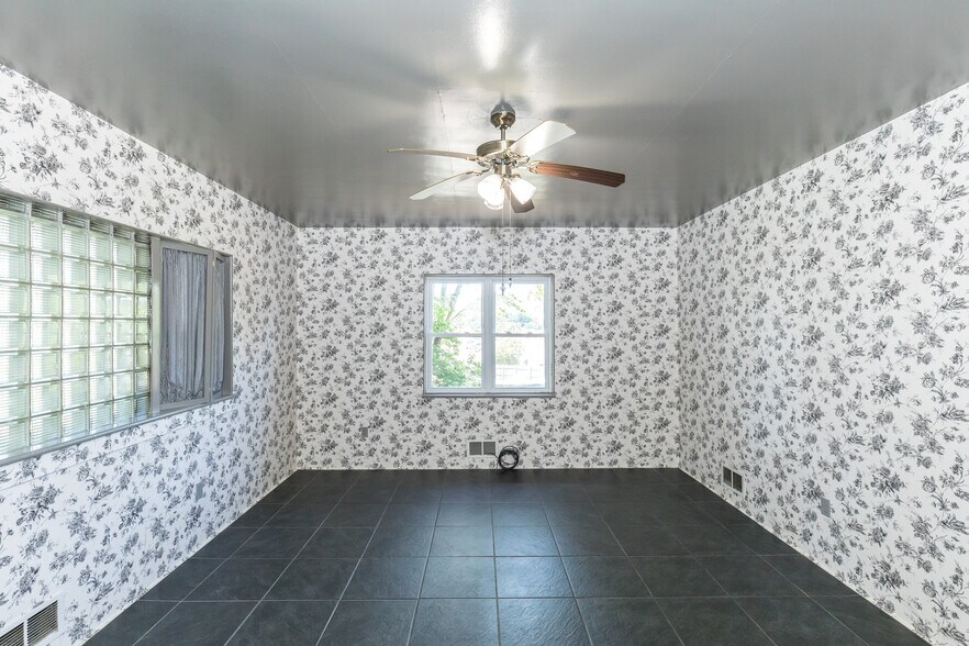 More Photos Of 131 Copenhaver St, Marion Shelter For Sale