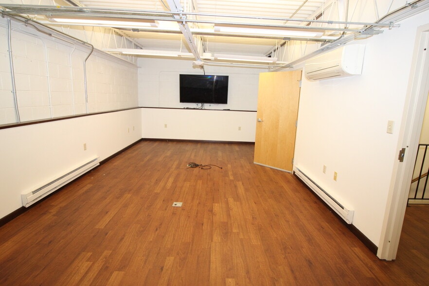 More Photos Of 1458 County Line Rd, Huntingdon Valley Flex For Sale