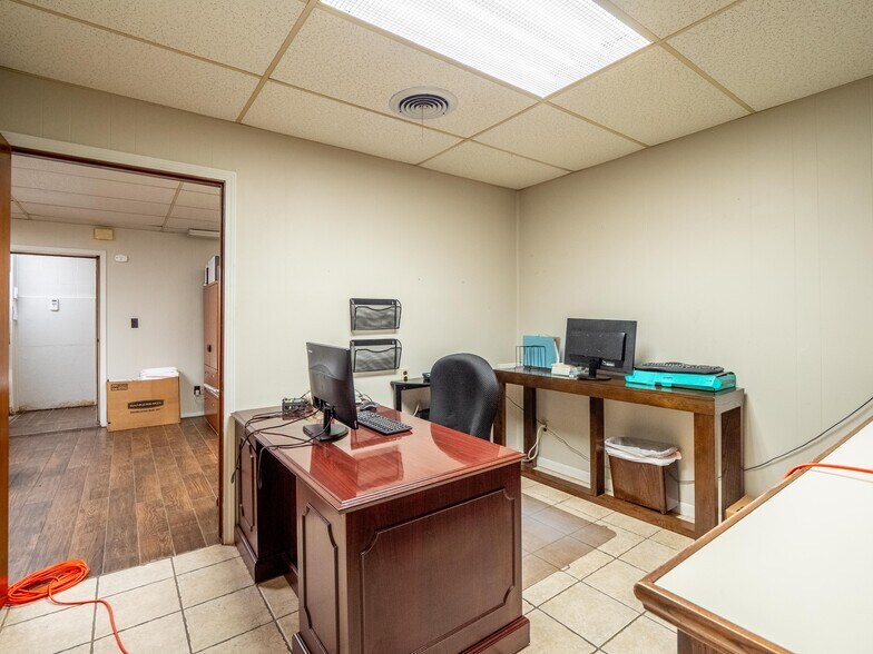 More Photos Of 15 Carl Albert, Mcalester Office For Sale