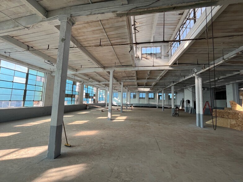 More Photos Of 3108 Fox St, Philadelphia Light Manufacturing For Lease