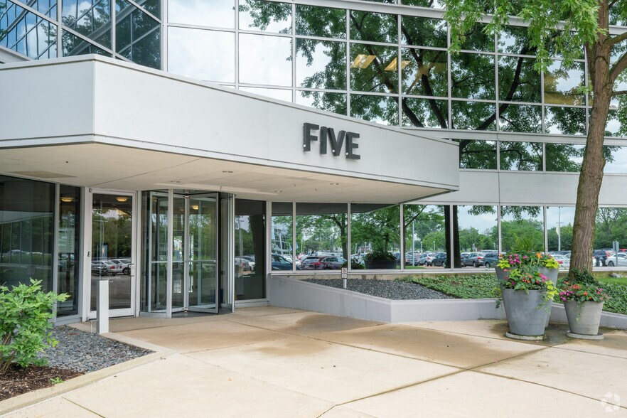 More Photos Of 5 Westbrook Corporate Ctr, Westchester Office For Lease