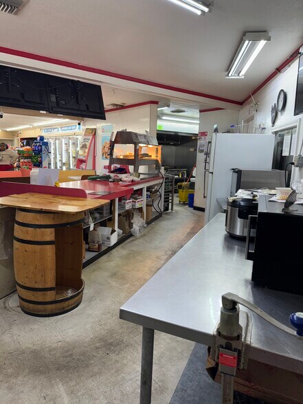 More Photos Of 8391 US Highway 301 S, Jacksonville Service Station For Lease