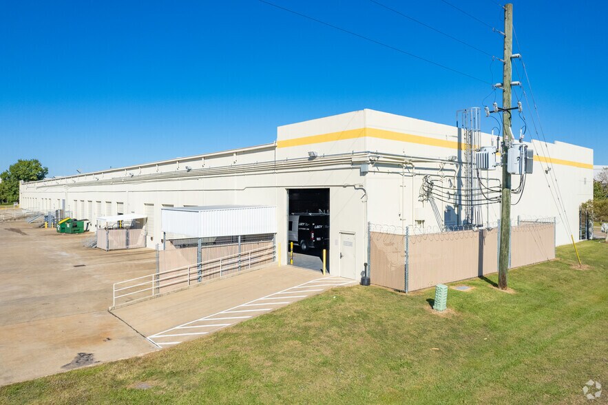 More Photos Of 10920 W Sam Houston Pky N, Houston Unknown For Lease