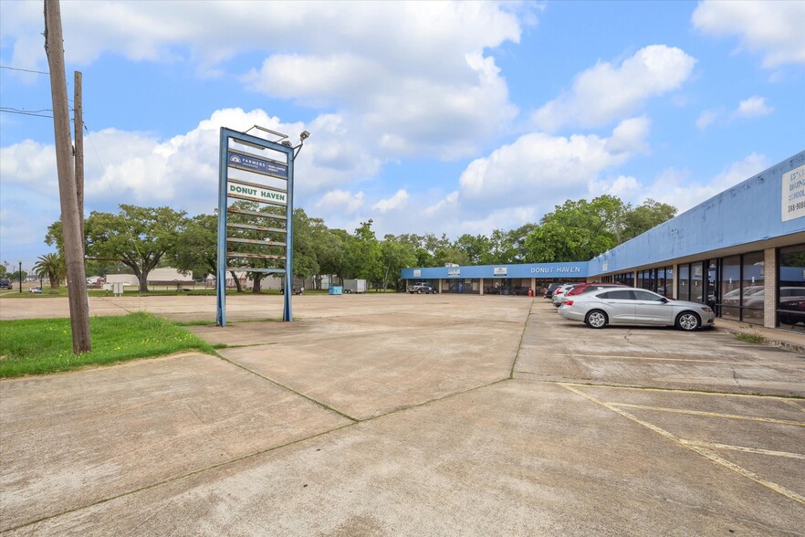 Primary Photo Of 716 W Plantation Dr, Clute Storefront Retail Office For Sale