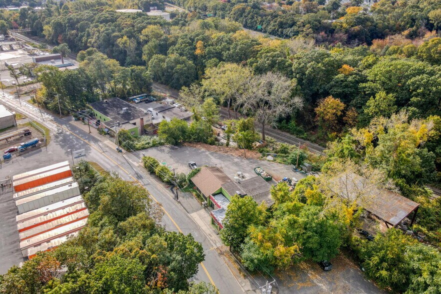 More Photos Of 250 Albany St, Springfield Showroom For Lease