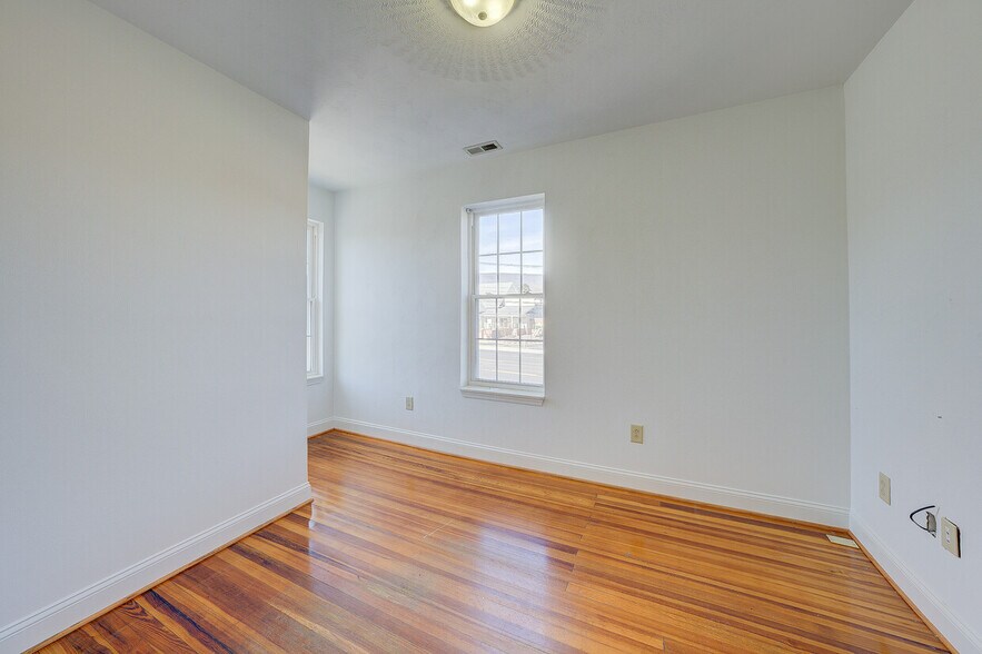 More Photos Of 2936 W Main St, Salem Office For Lease