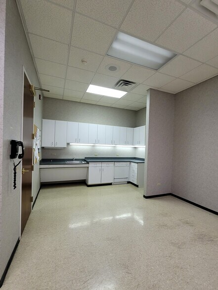 More Photos Of 15 SW Old State Capitol Plz, Springfield Office For Sale