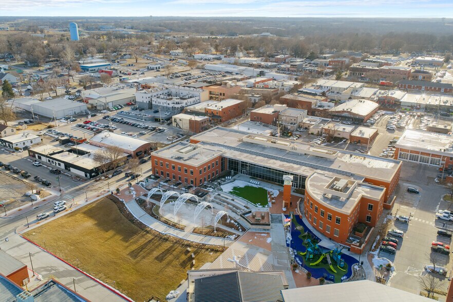 More Photos Of 127 SE 3rd St, Lees Summit Freestanding For Lease