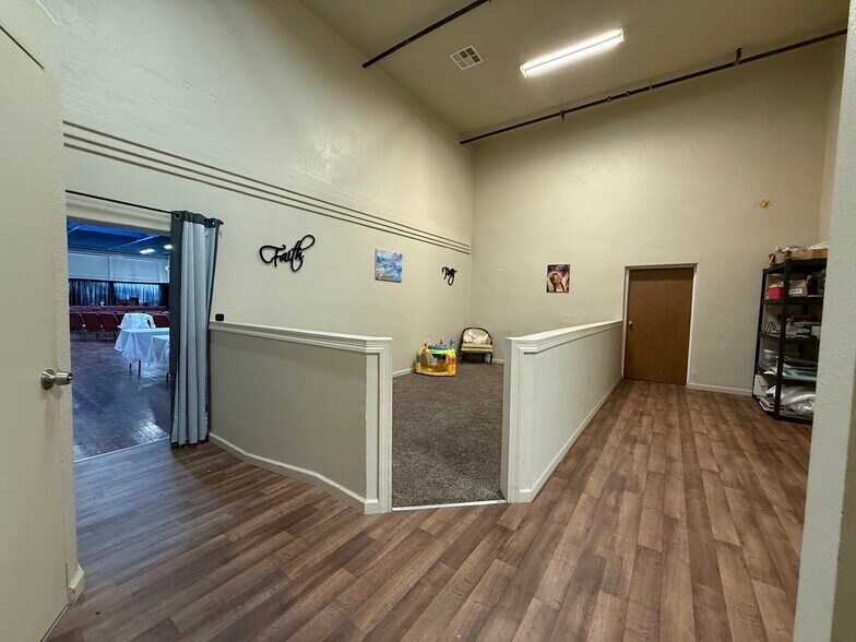 More Photos Of 137 N L St, Dinuba Storefront Retail Residential For Sale