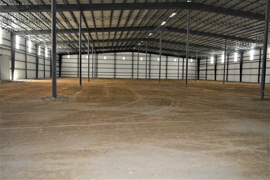 More Photos Of 130 Park Dr, Baxley Warehouse For Lease