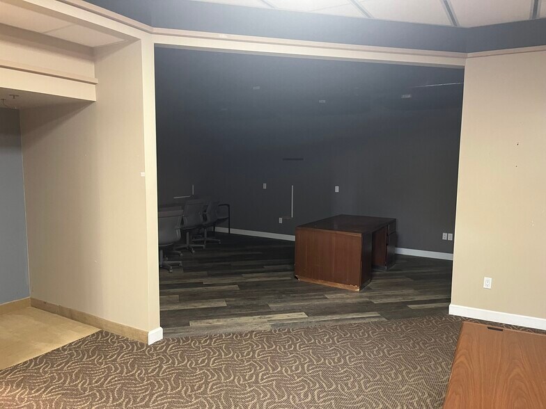 More Photos Of 190 E Maple Rd, Troy Warehouse For Lease