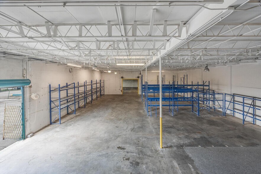 More Photos Of 2560 Fowler St, Fort Myers Warehouse For Lease
