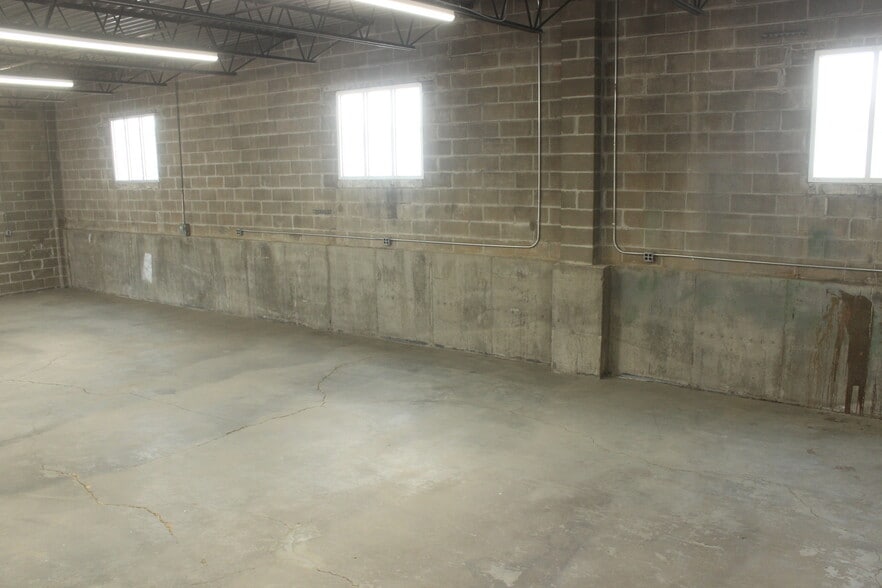 More Photos Of 172 Cabot St, West Babylon Warehouse For Lease