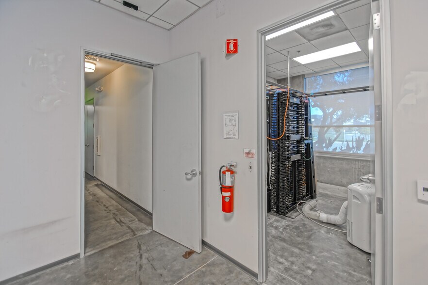 More Photos Of 887-889 N Douglas St, El Segundo Loft Creative Space For Lease