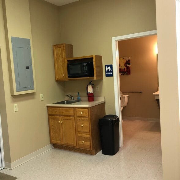More Photos Of 2585 Eastwood Dr, Columbus Office For Lease