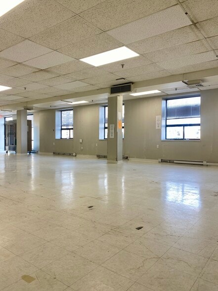 More Photos Of 76 Broadway, Newport Apartments For Lease