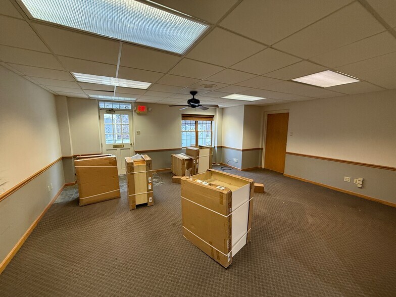 More Photos Of 270 Park Pl, Chagrin Falls Loft Creative Space For Sale