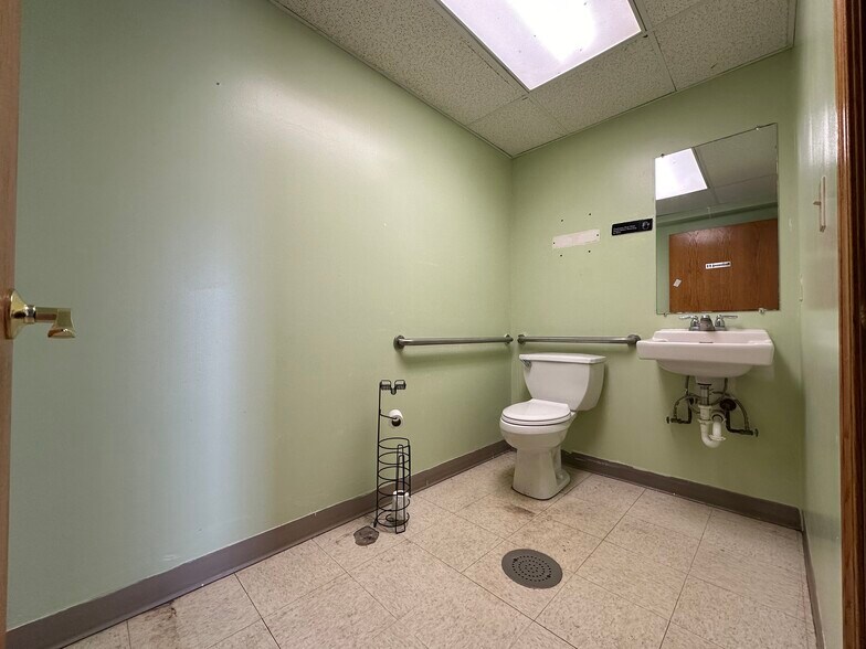 More Photos Of 1935 Q St, Lincoln Freestanding For Sale