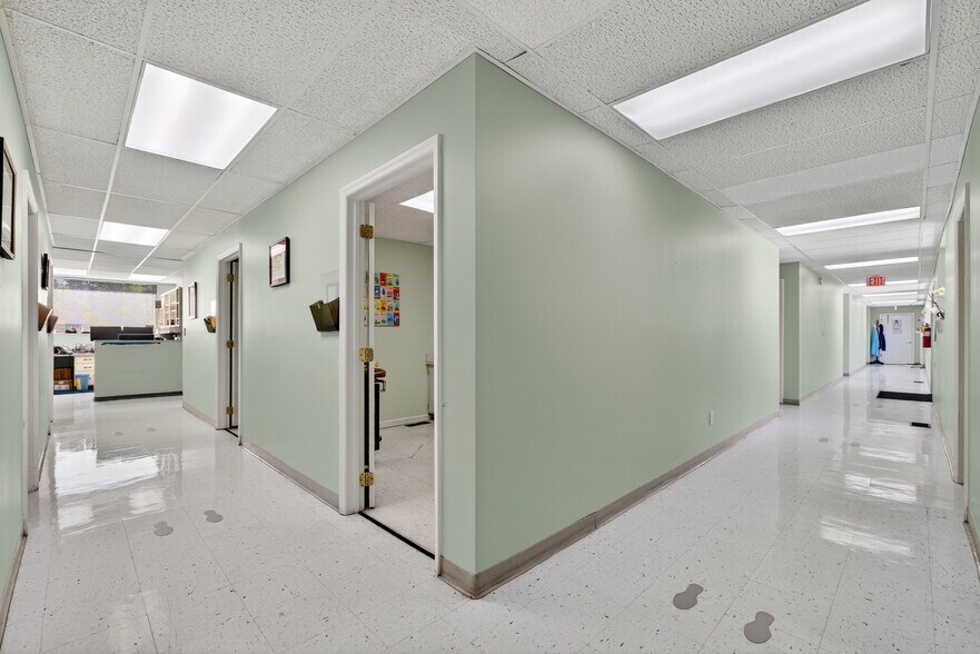 More Photos Of 207 Elk Ave S, Fayetteville Office For Sale