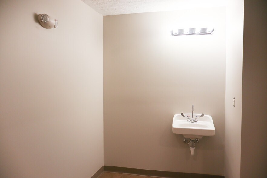 More Photos Of 912 N Dixie Ave, Elizabethtown Self Storage For Sale