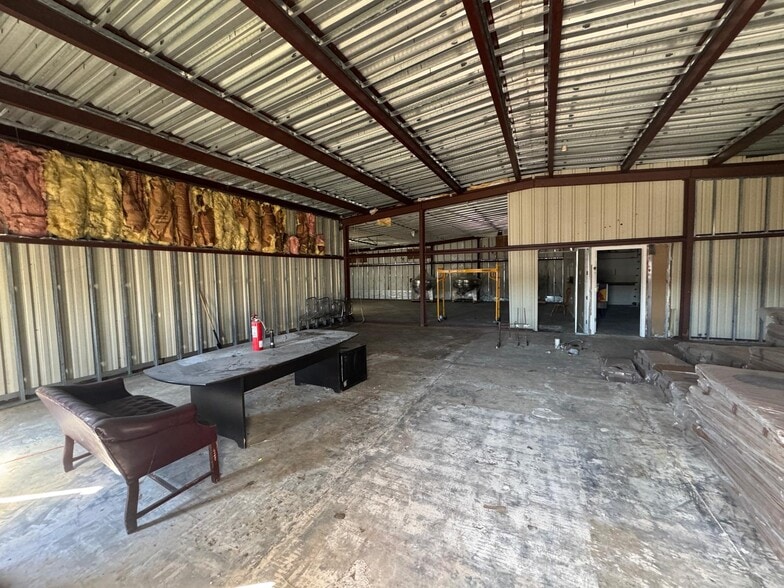 More Photos Of 7808 Depot Ln, Tampa Light Distribution For Sale