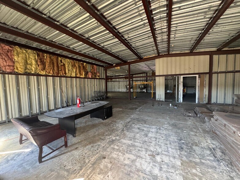 More Photos Of 7808 Depot Ln, Tampa Light Distribution For Sale