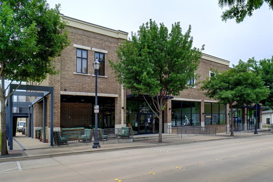 More Photos Of 409 N Oak St, Roanoke Storefront Retail Office For Lease