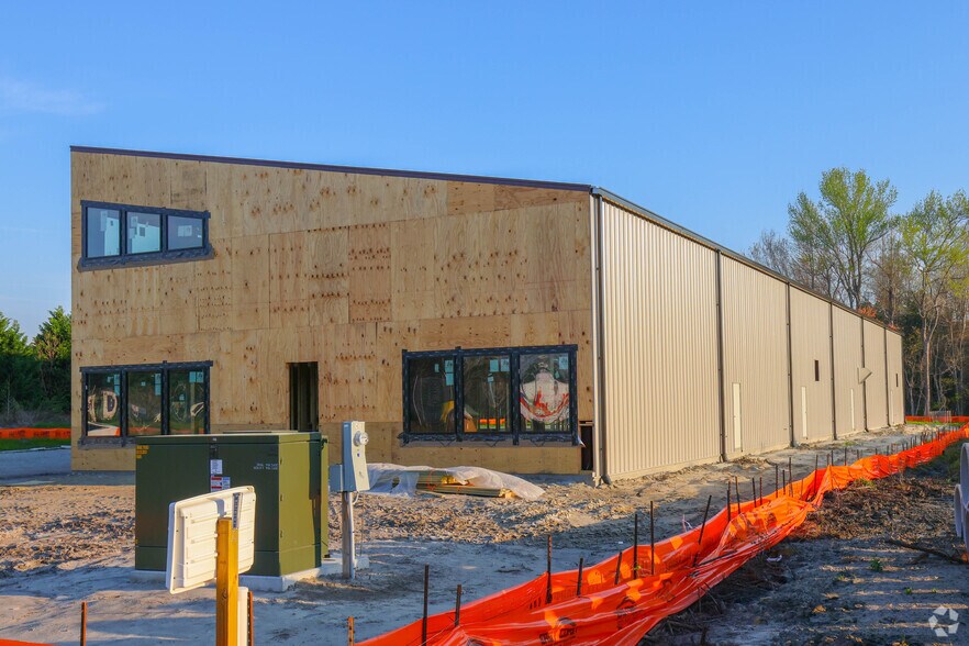 More Photos Of 3335 Pennington Dr, Wilmington Flex For Lease