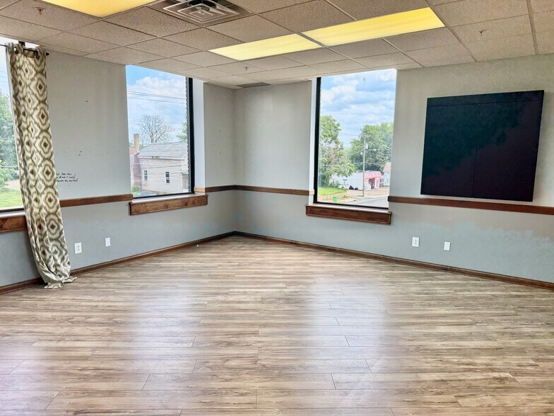 More Photos Of 641 Lincoln Way W, Massillon Showroom For Lease
