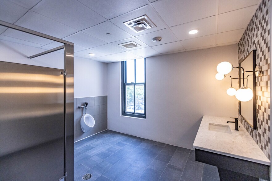 More Photos Of 200 Main Plz, San Antonio Office For Lease