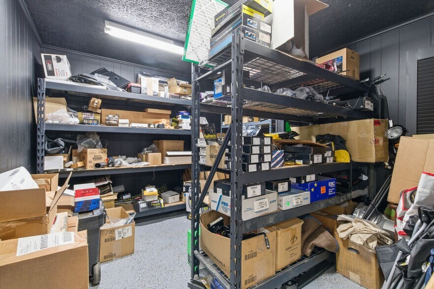 More Photos Of 1015 S Riverside Dr, Clarksville General Retail For Sale