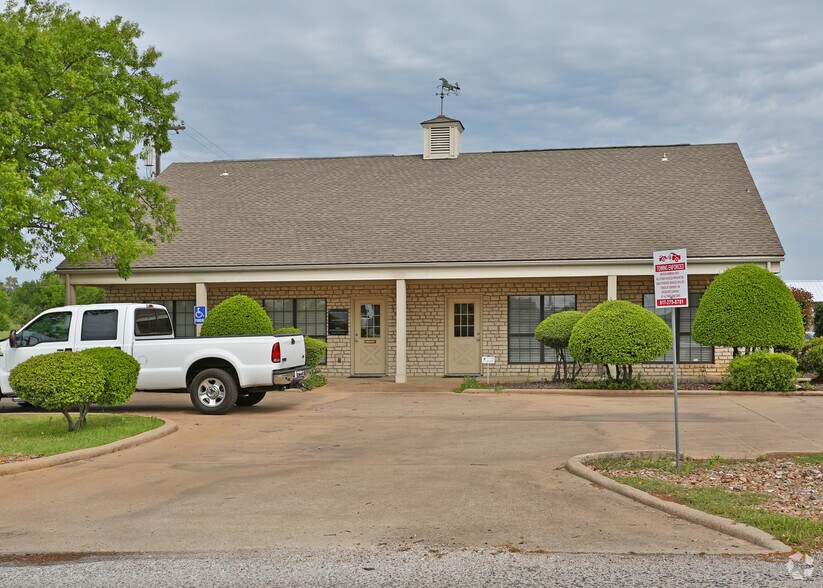 More Photos Of 600 S Harbor Ct, Granbury Office For Lease