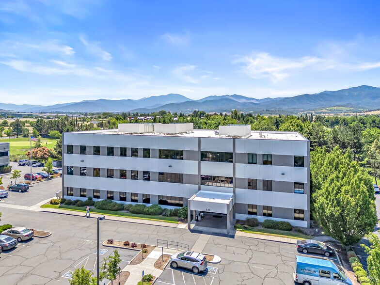 More Photos Of 221 W Stewart Ave, Medford Medical For Lease