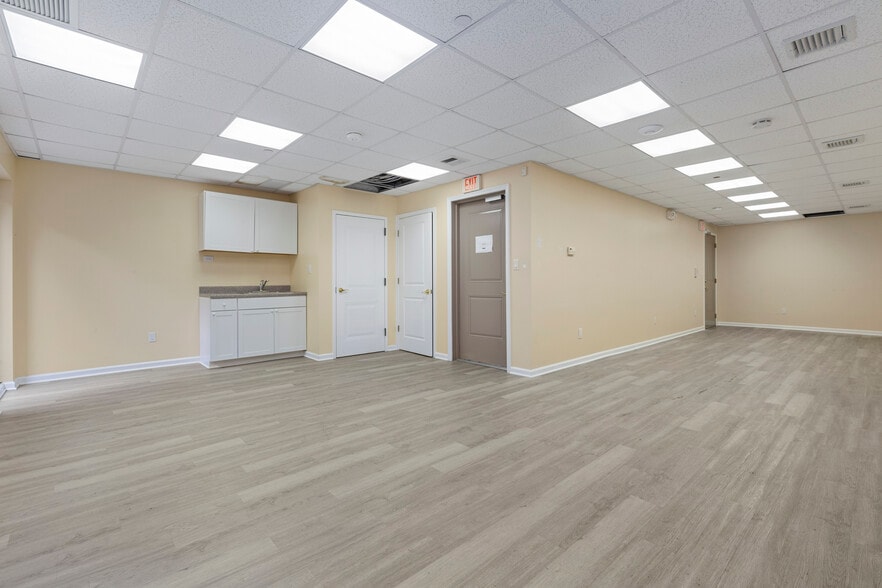 More Photos Of 2717 Crescent St, Astoria Medical For Sale