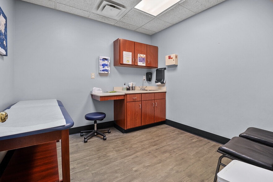 More Photos Of 803 Meyers Baker Rd, London Healthcare For Sale