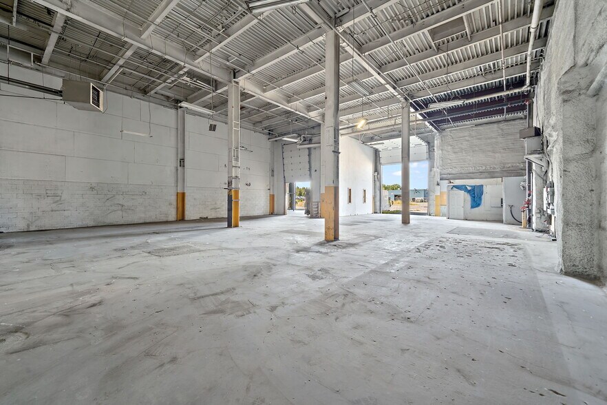 More Photos Of 35-75 Rue De L'acier, Coteau-du-lac Manufacturing For Sale