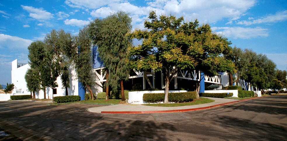 More Photos Of 7 Holland, Irvine Warehouse For Lease
