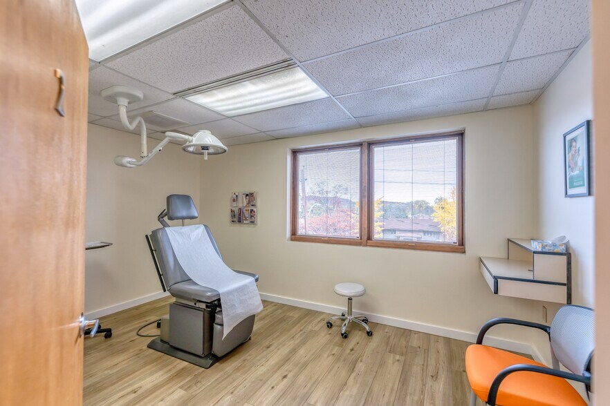 More Photos Of 40 Hurley Ave, Kingston Medical For Sale