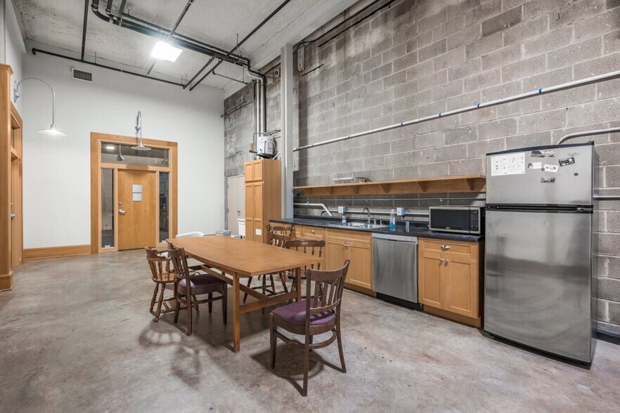 More Photos Of 2836 Lyndale Ave S, Minneapolis Office For Lease