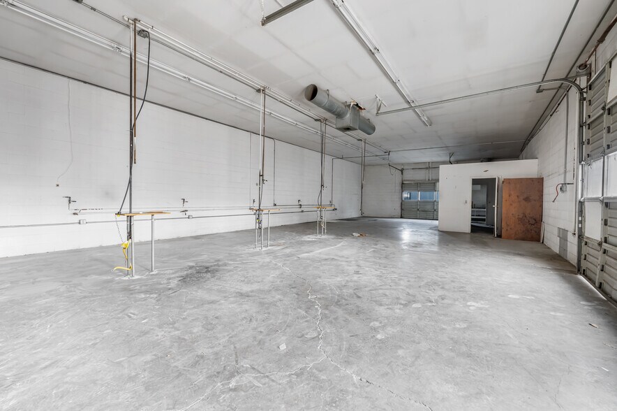 More Photos Of 104-108 W 31st St, Garden City Light Manufacturing For Sale